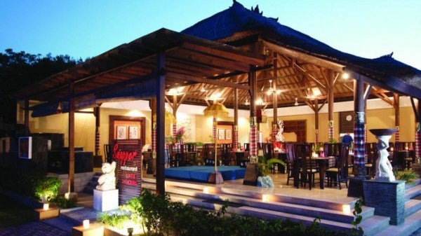 bali-suedkueste-Kind-Villa-Bintang-Restaurant-be-i-Nacht